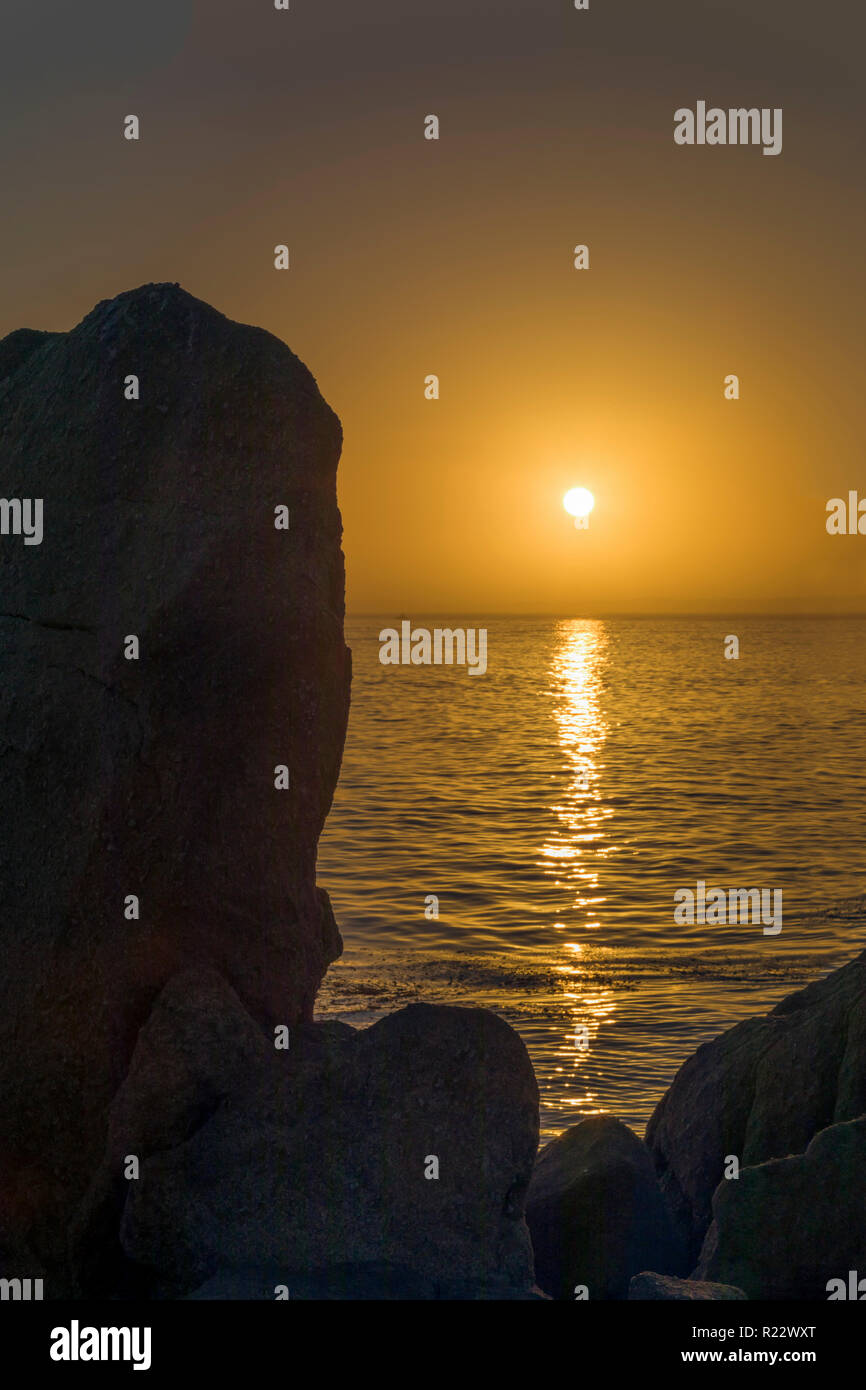 Le soleil couchant se reflète sur la mer près de la côte rocheuse de Pacific Grove, en Californie. Banque D'Images