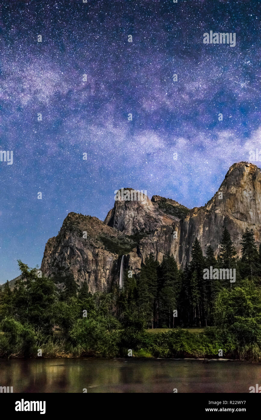 Bridal Veil Falls plonge entre les roches de la cathédrale et de la tour surmontée par la Voie Lactée sur une lune comme vu à partir de la vue sur la vallée le long de la Banque D'Images