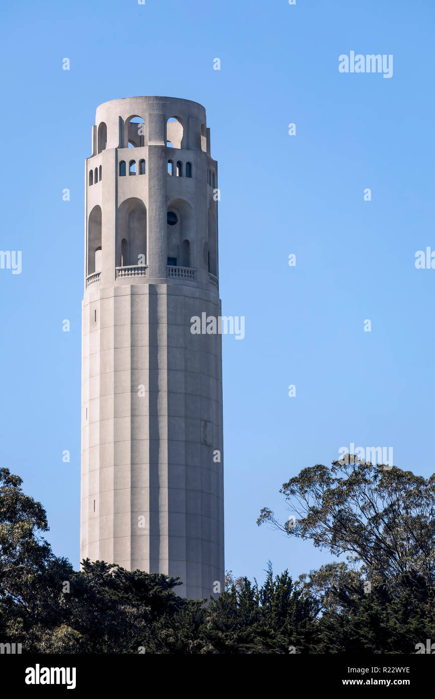 Achevée en 1933, la Coit Tower est un mince 210 pieds béton emblématique colonne de la Telegraph Hill de San Francisco, en Californie. Banque D'Images