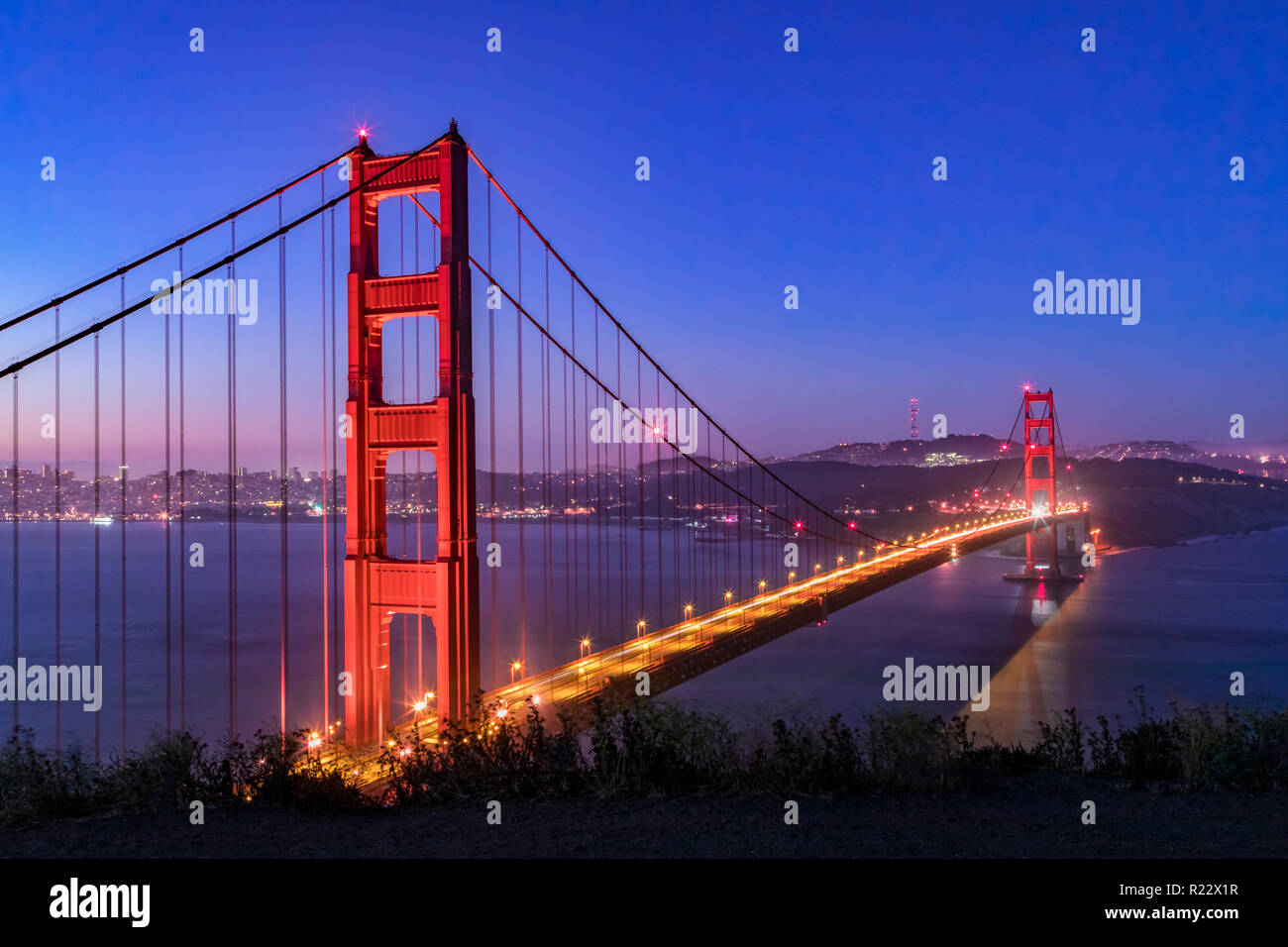 Le Golden Gate, pont suspendu enjambant le détroit du même nom, a vu juste avant l'aube de la batterie Spencer, une ancienne embrasure sur l Banque D'Images