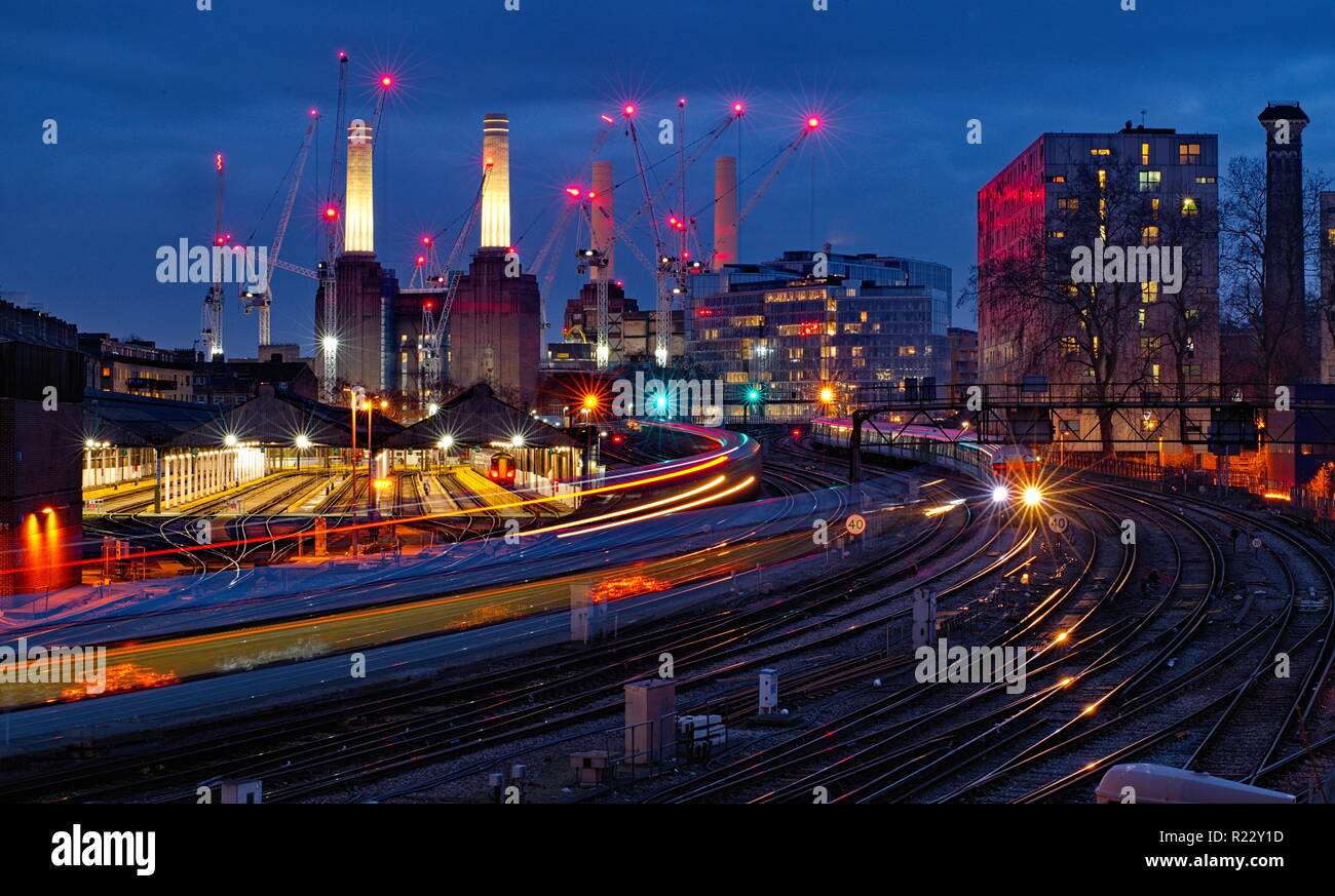 Train ferroviaire de la gare de Londres battersea Banque D'Images