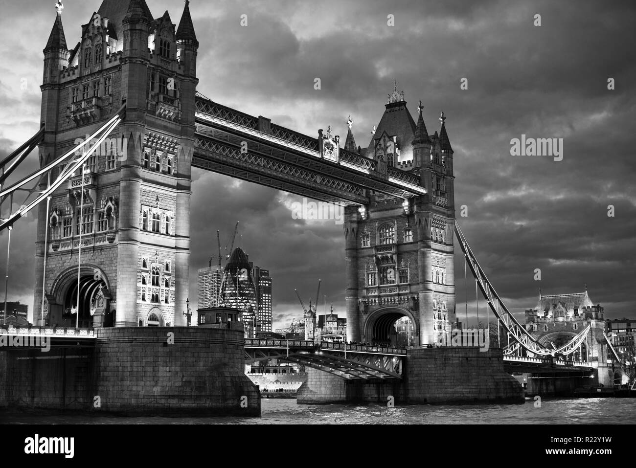 Tower Bridge à Londres, au Royaume-Uni. Coucher du soleil avec de beaux nuages. L'ouverture du pont-levis. L'un des symboles anglais Banque D'Images