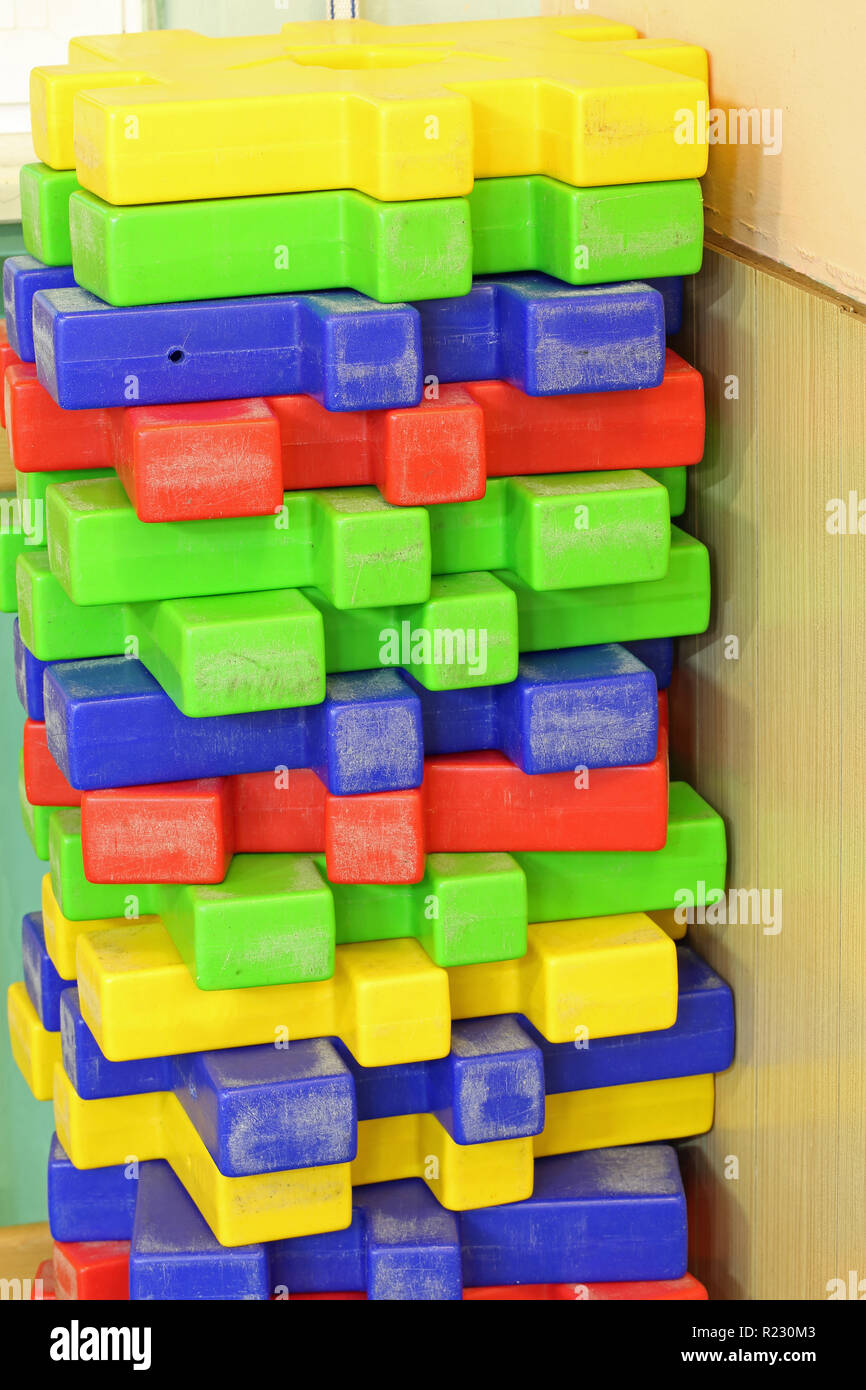 Jeux en plastique pour former une construction par montage des différents morceaux de couleur à l'école maternelle Banque D'Images