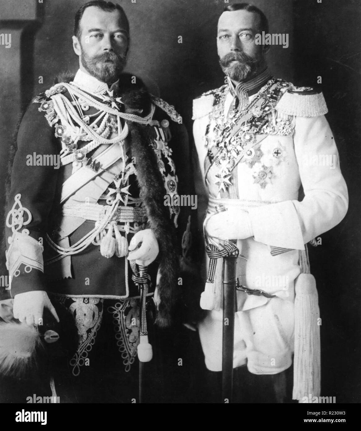 Le ROI GEORGE V à gauche et à son cousin le Tsar Nicolas II en uniforme allemand à Berlin vers 1913 Banque D'Images