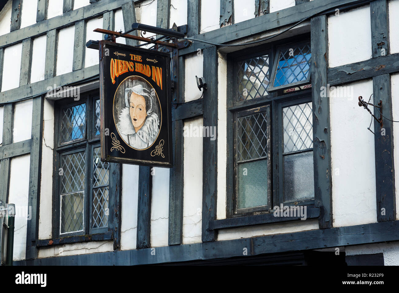 The Queen's Head Inn, St James Street, Monmouth, un seizième siècle, a déclaré être hantée. Banque D'Images