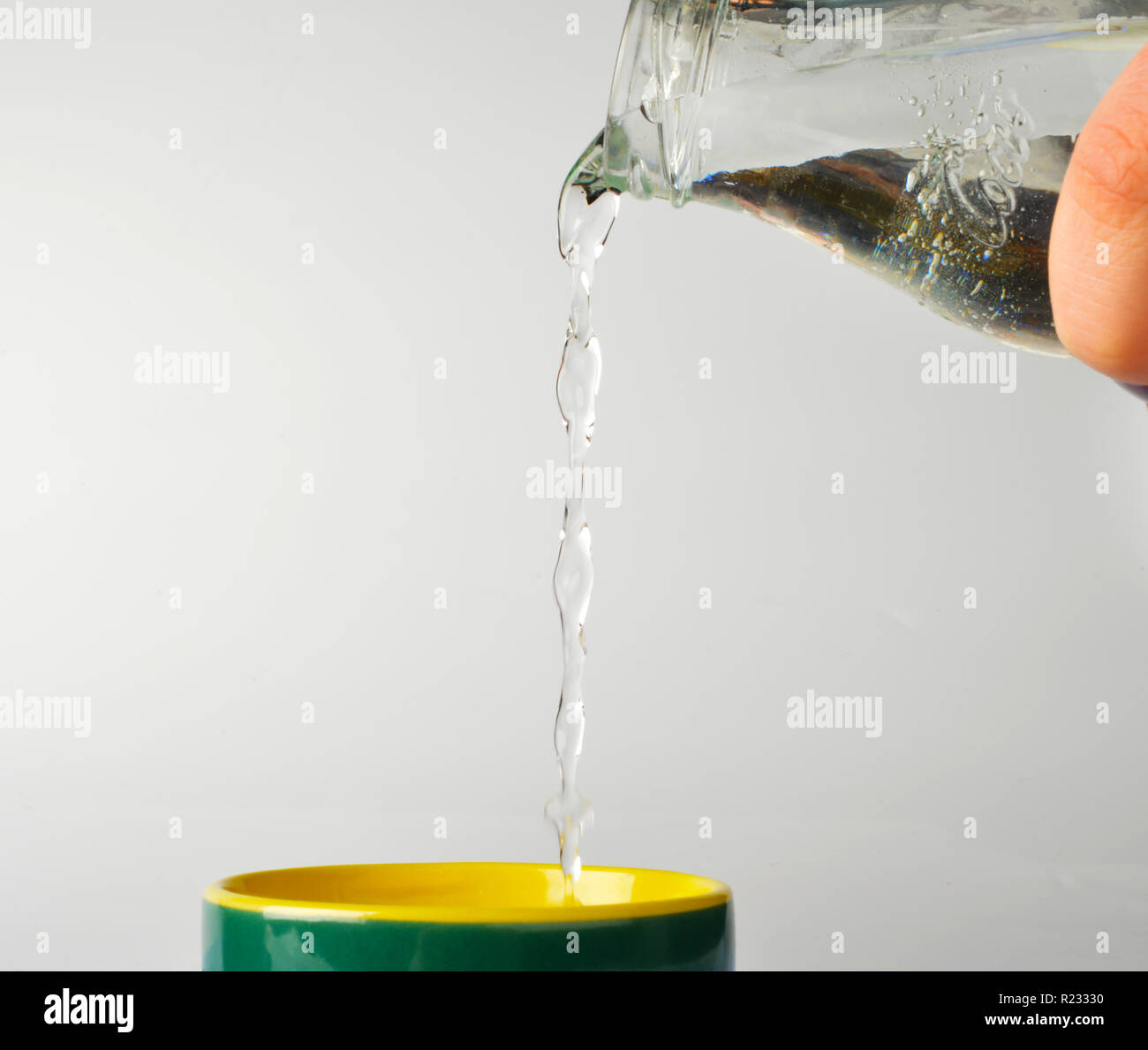 Verser dans une tasse d'eau Banque D'Images