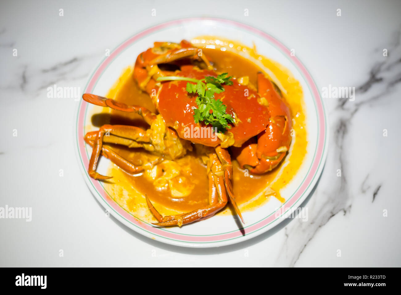 Style Singapour hot chili crab servi sur China Town. Plat de fruits de mer de l'Asie du sud-est. Banque D'Images