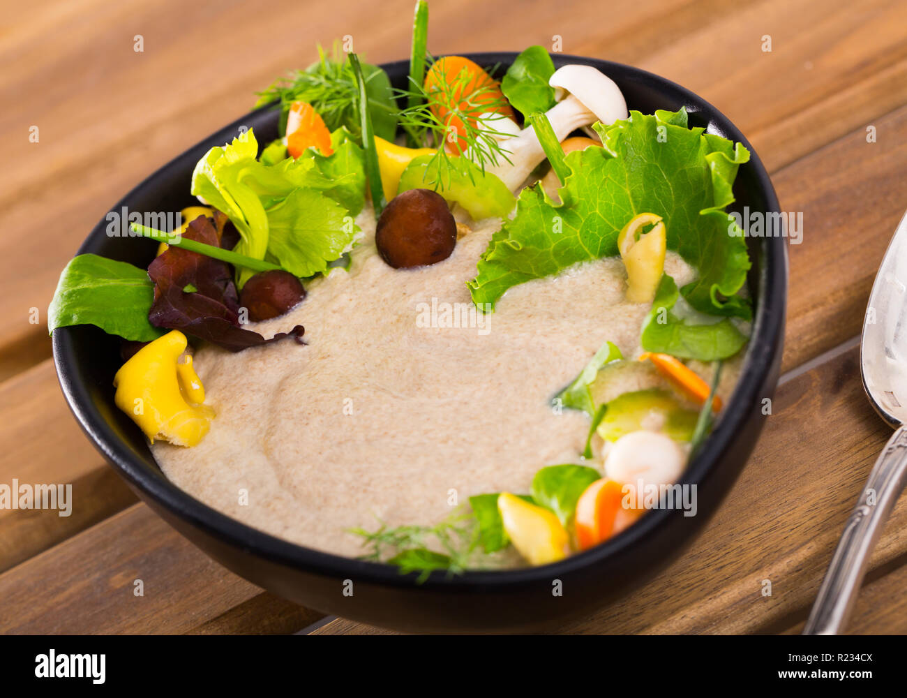 Purée délicieuse soupe aux champignons des bois garni de légumes et fines herbes Banque D'Images
