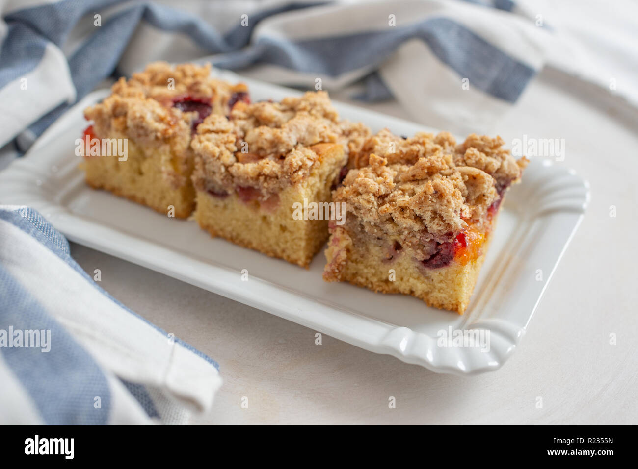 Gateau Streusel Aux Fruits Photo Stock Alamy