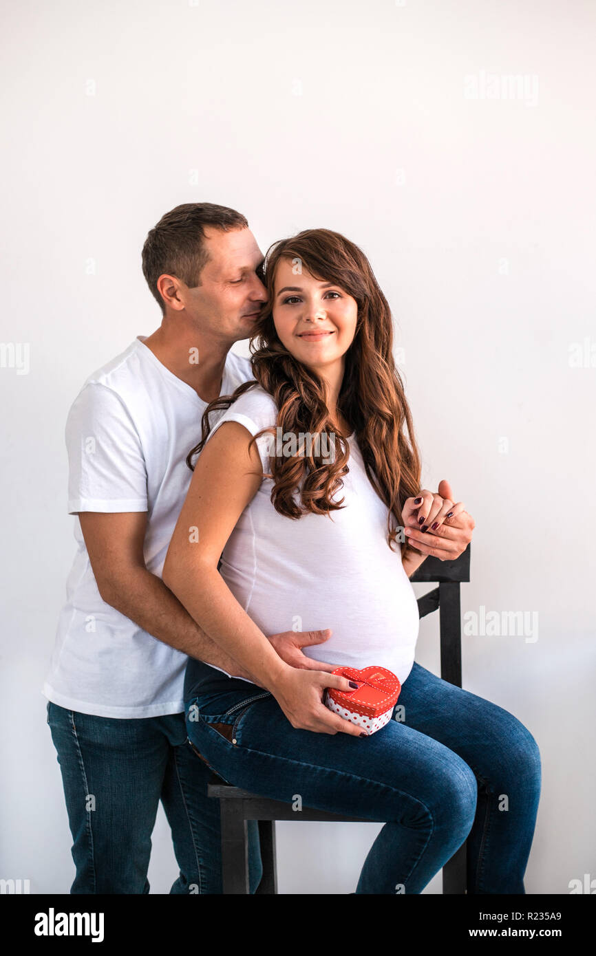 Pregnant couple hug et tenir pregnant belly. Banque D'Images