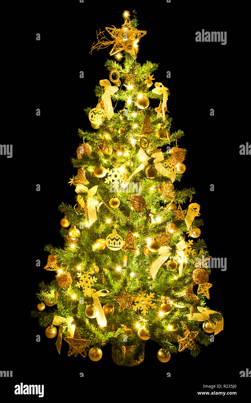 Arbre de Noël décoré de couleur d'or avec la lumière sur un fond noir. Banque D'Images