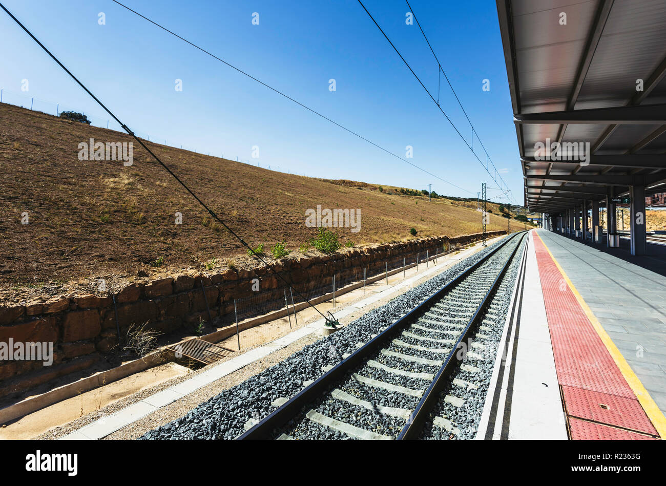 Ligne de chemin de fer, la gare déserte, plate-forme vide, beau ciel bleu, train tracks Banque D'Images