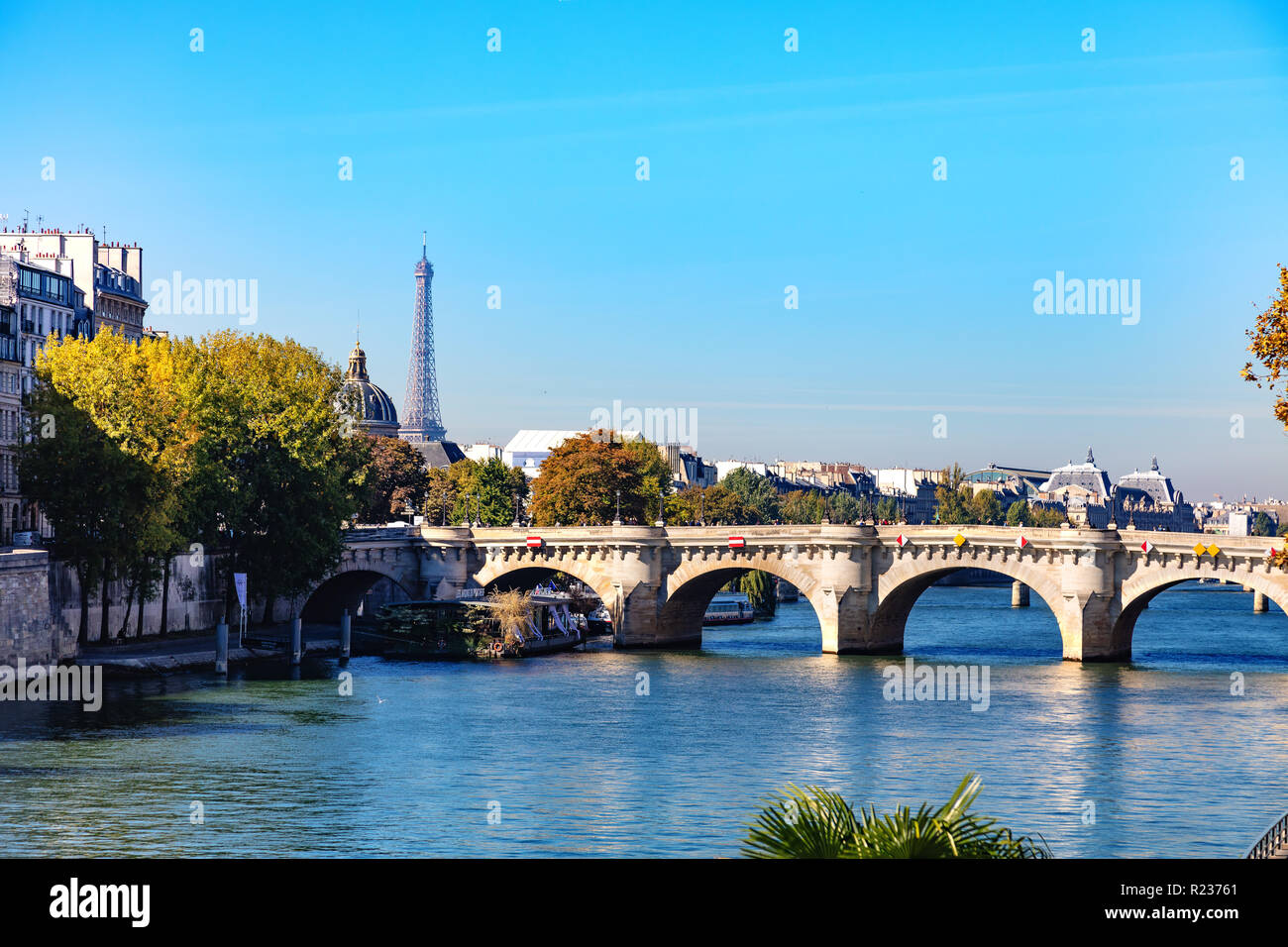 France, Paris, 5 octobre 2018 : vue sur le nouveau pont, la Seine, la Tour Eiffel et la coupole de l'Institut de France Banque D'Images