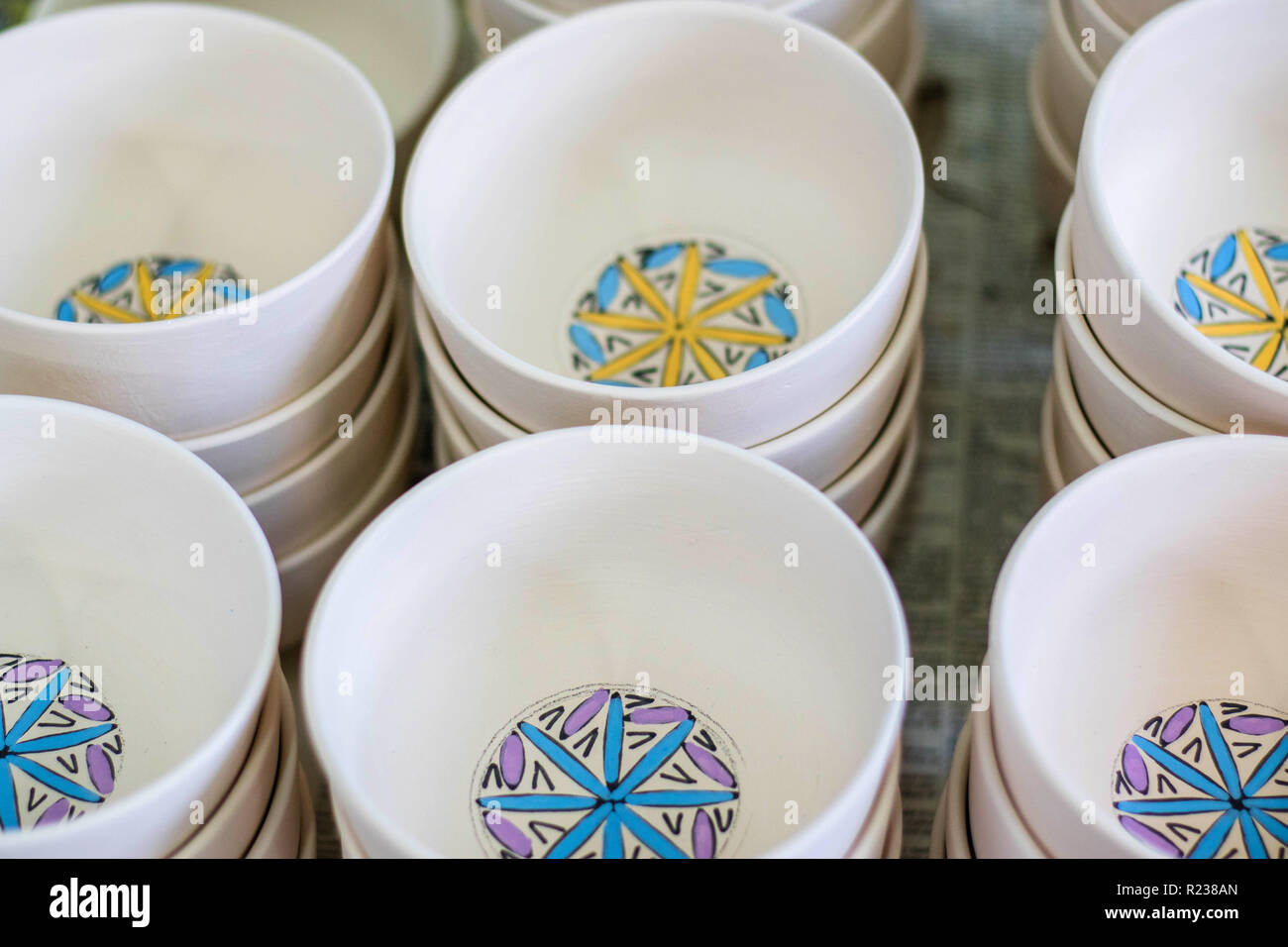 Plaques en céramique prêts pour l'klin. Usine de poterie, Fes, Maroc. L'Afrique du Nord, Afrique Banque D'Images