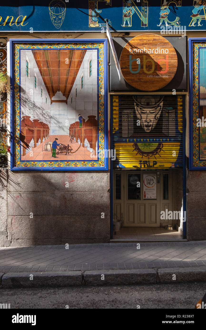 Volets peints et revêtements céramiques sur la façade de l'Bombardino cafe dans la Calle Salitre dans la région de Lavapies Madrid, Espagne Banque D'Images