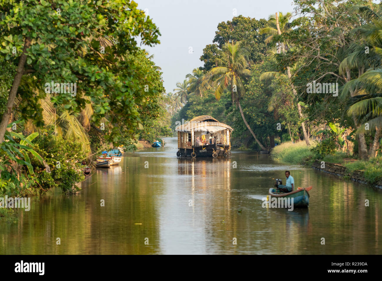 Péniche sur les eaux du Kerala, près de Alleppey, Kerala, Inde Banque D'Images