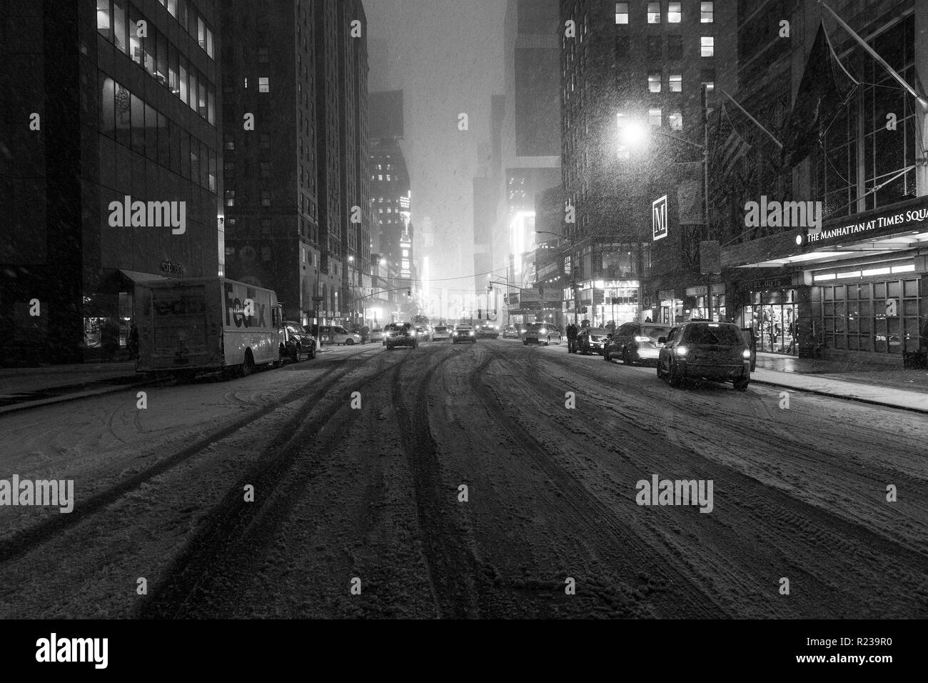 New York, États-Unis. 15 Nov, 2018. Fortes chutes de neige dans la ville de New York a perturbé l'heure de pointe du soir trajet dans les rues de ville. Environ 6 pouces de neige et pluie éventuelle prévu, image prise sur la 7ème ave Crédit : Lev Radin/Pacific Press/Alamy Live News Banque D'Images