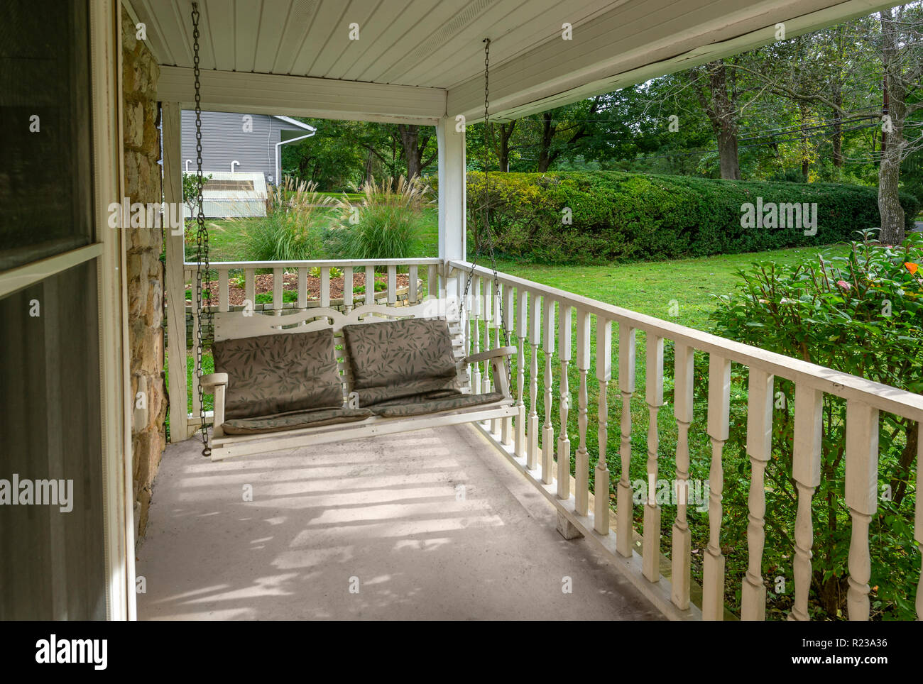 Front Porch Swing, Suburban Home, New York, USA Banque D'Images