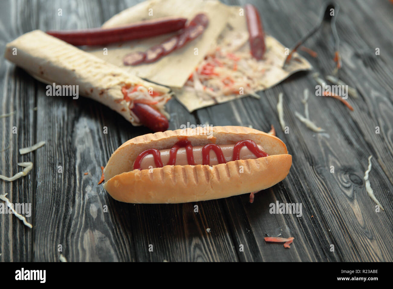 Hot-dogs et des plats de restauration rapide sur fond de bois Banque D'Images