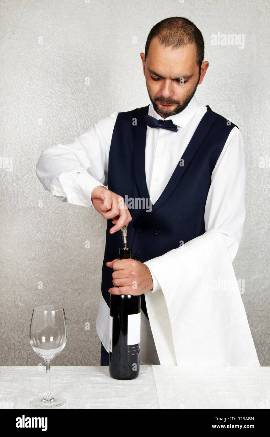 Waiter d'ouvrir la bouteille de vin Banque D'Images