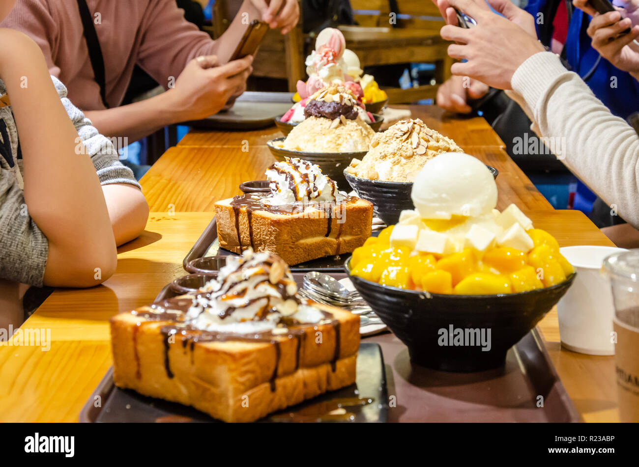 Desserts sur une table dans un café dessert à Séoul, Corée du Sud Banque D'Images