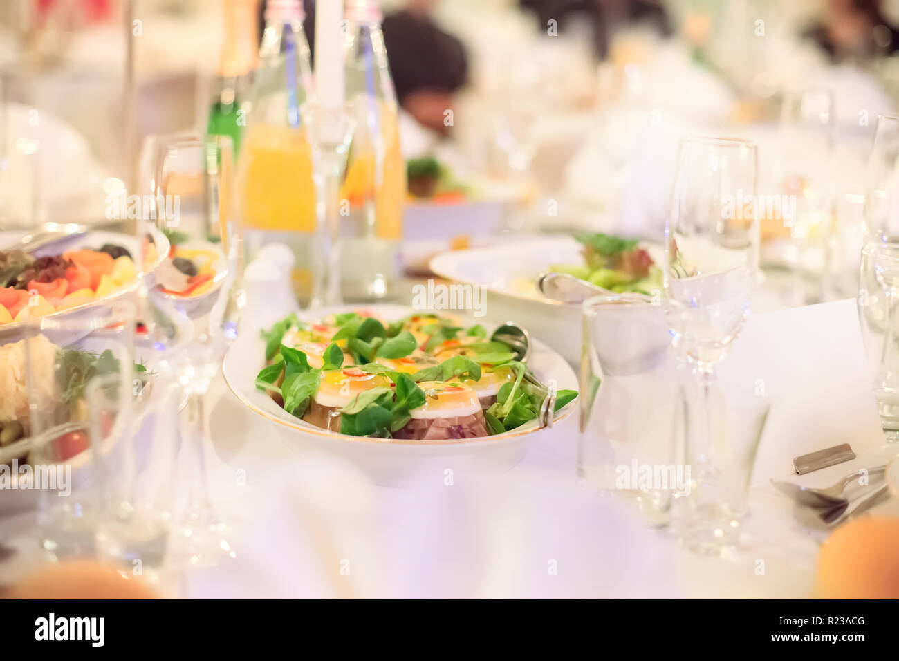 Table de banquet avec traiteur selective focus Banque D'Images
