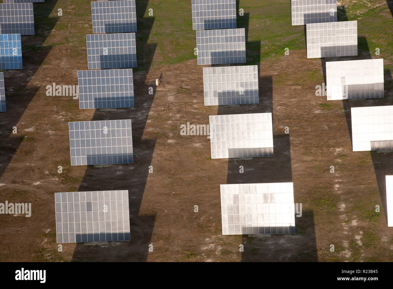 Vue aérienne de panneaux solaires dans la province de Huelva, Espagne Banque D'Images