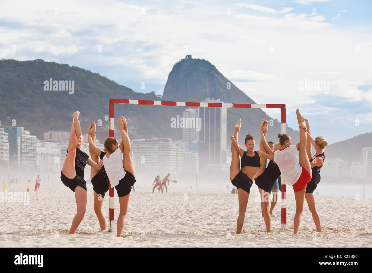 Rio de Janeiro, Brésil - Novembre 2011 : Exercice sur la plage de Copacabana, le Copacabana, Rio de Janeiro, Brésil Banque D'Images