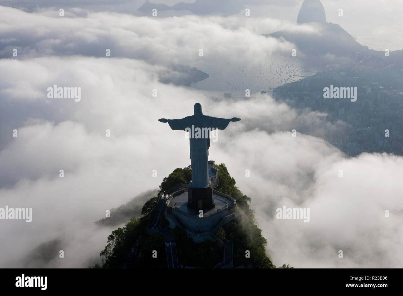 Le géant de l'Art Déco statue de Jésus, connu sous le nom de Cristo Redentor (Christ Rédempteur), sur la montagne du Corcovado à Rio de Janeiro, Brésil. Banque D'Images