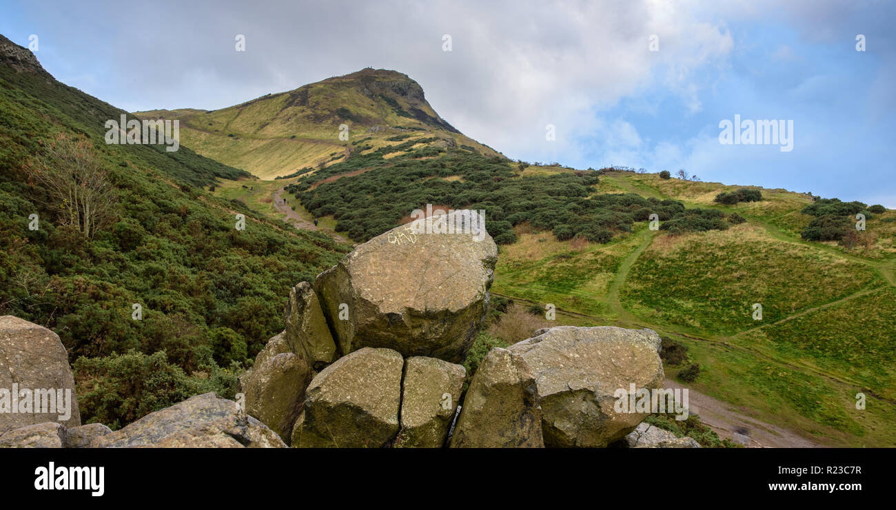 La miniature de la montagne le siège d'Arthur se lève de Holyrood Park à Édimbourg, en Écosse. Banque D'Images