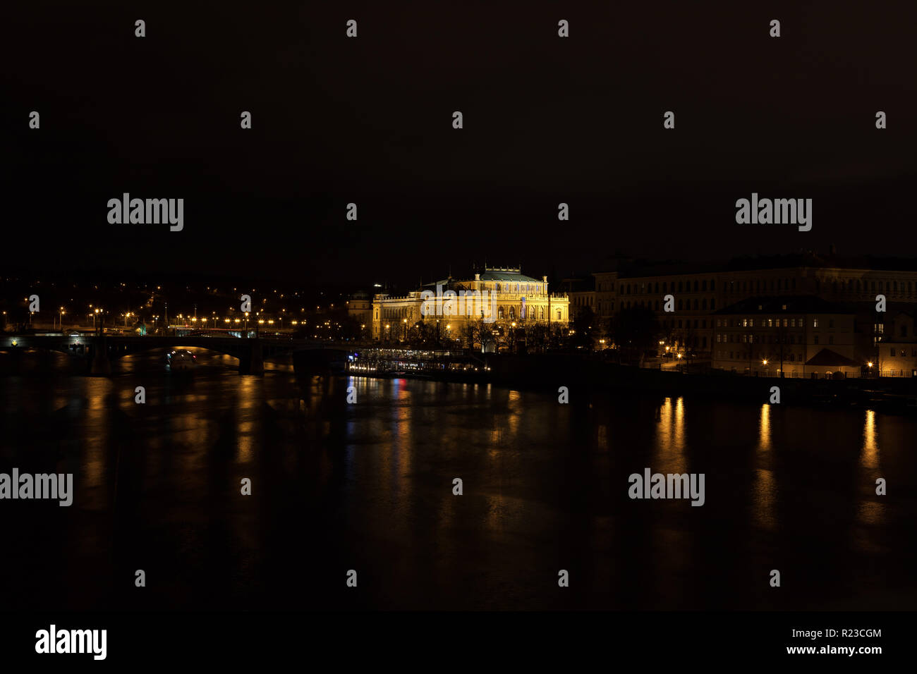 Vue sur la Vltava et le musée sur le pont Charles dans la nuit, la Vieille Ville (Stare Mesto), Prague, la Bohême, République Tchèque, Europe Banque D'Images