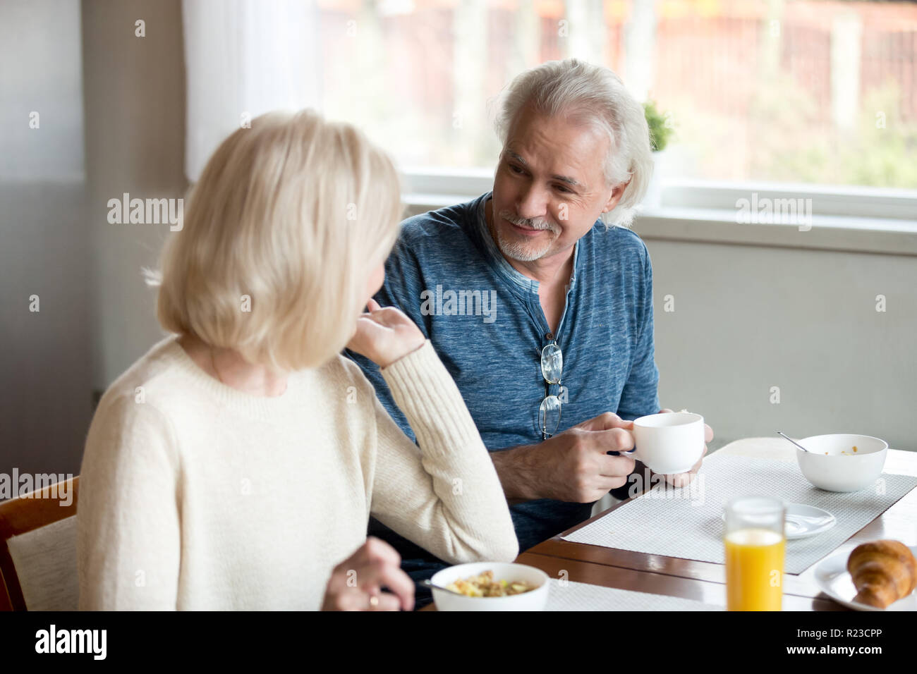 Les regarder épouse bien aimée passer matin week-end romantique à la maison prendre un petit déjeuner, profiter du temps ensemble deux ou trois ans, parler et le goût des f Banque D'Images