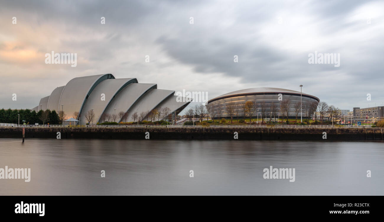 Glasgow, Scotland, UK - 6 novembre, 2018 : nuages balaient l'architecture moderne de l'Armadillo Auditorium et SSE Hydro Arena sur les rives de t Banque D'Images
