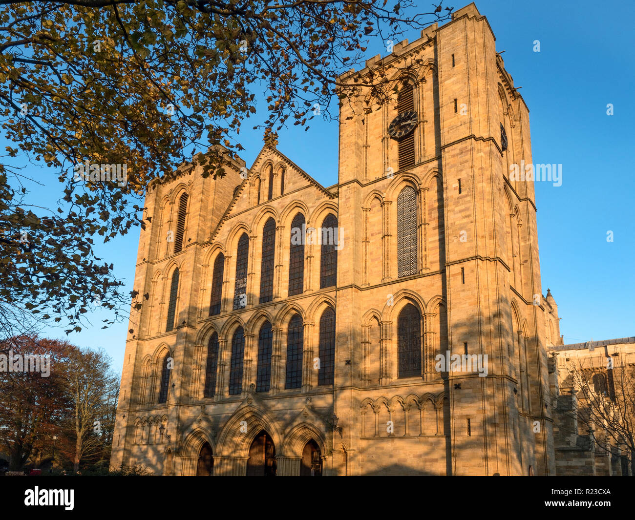 L'avant de l'ouest de la cathédrale de Ripon Ripon au coucher du soleil au nord Yorkshire Angleterre Banque D'Images