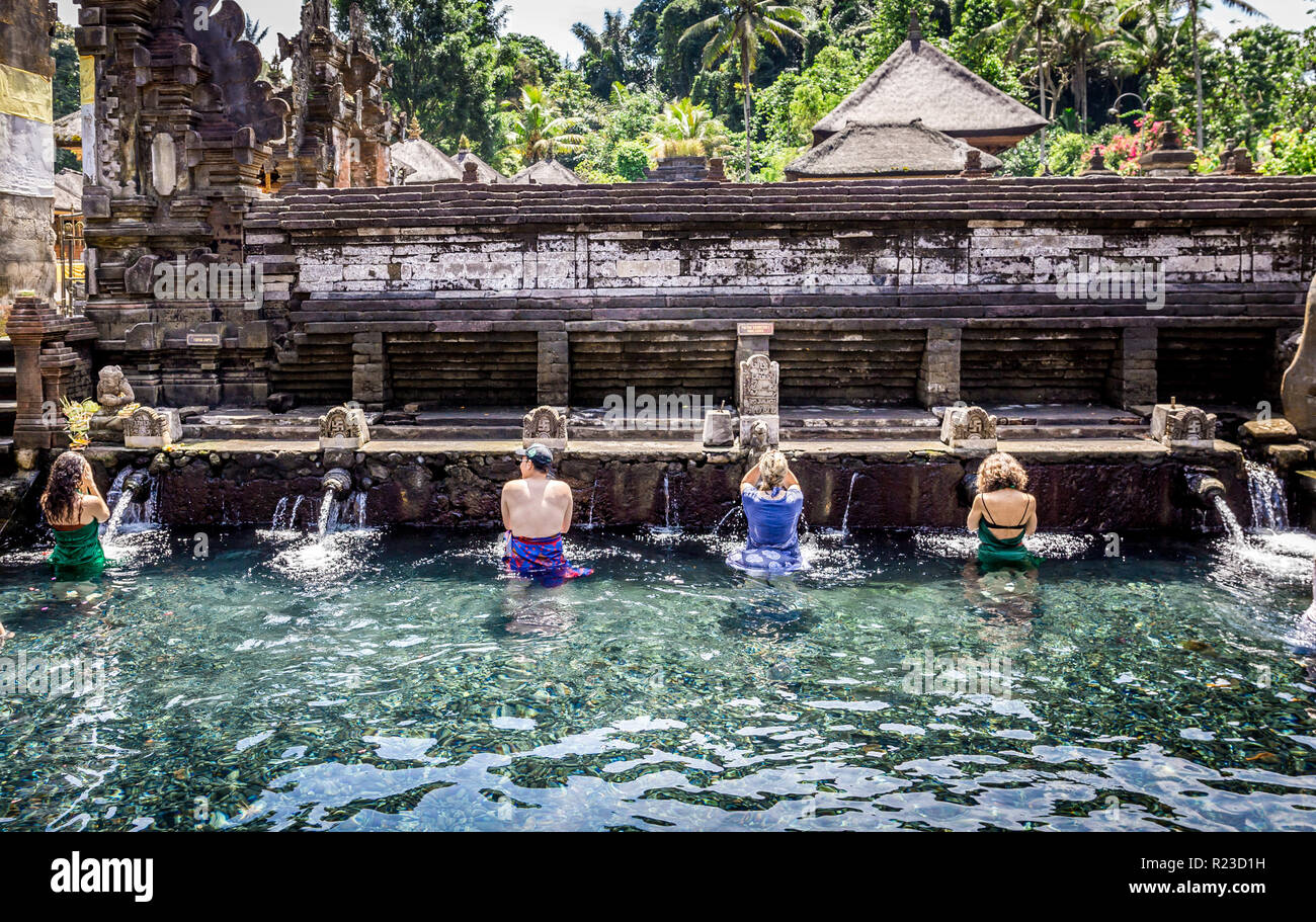 BALI, INDONÉSIE - 23 avril 2018 : les touristes de prendre le bain à l'eau de source Saint Hindu Temple Tirta Empul sur l'île de Bali en Indonésie Banque D'Images