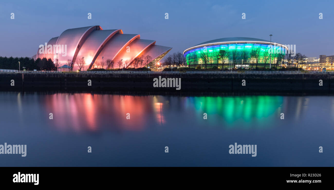Glasgow, Scotland, UK - 5 novembre, 2018 : l'événement écossais Armadillo Campus Auditorium et SSE Hydro Arena se reflètent dans la rivière Clyde au crépuscule Banque D'Images