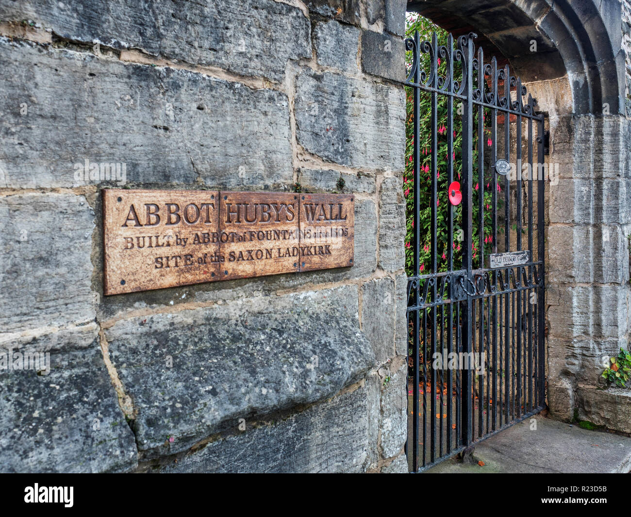 La porte en Abbé Hubys Wall at Old Deanery Fermer North Yorkshire Angleterre Ripon Banque D'Images