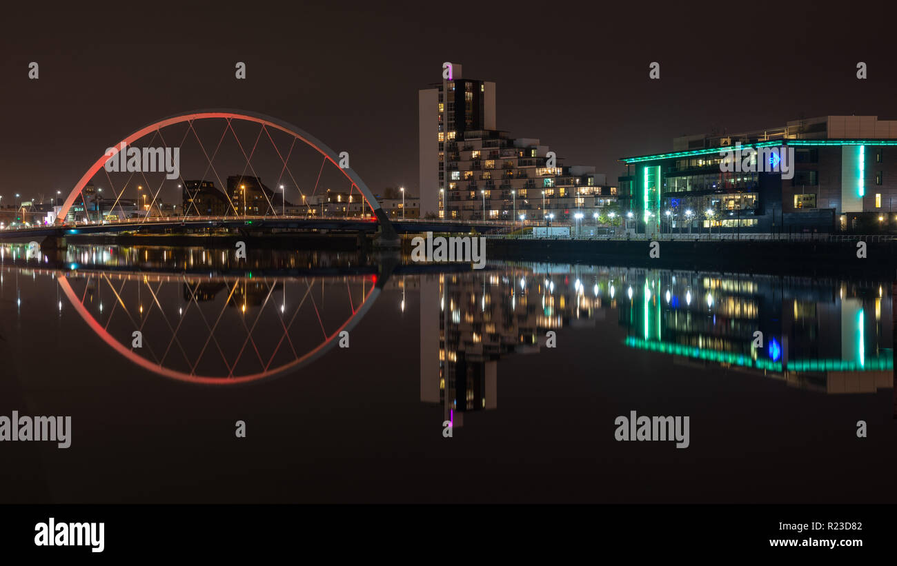 Glasgow, Scotland, UK - 4 novembre, 2018 : le pont d'Arc et le Clyde et bureaux de studios STV se reflètent dans les eaux de la rivière Clyde dans Gl Banque D'Images