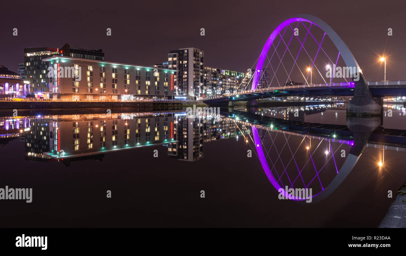 Glasgow, Scotland, UK - 4 novembre, 2018 : immeubles modernes se reflètent dans la rivière Clyde à côté de la Clyde Arc à Glasgow dans la nuit. Banque D'Images