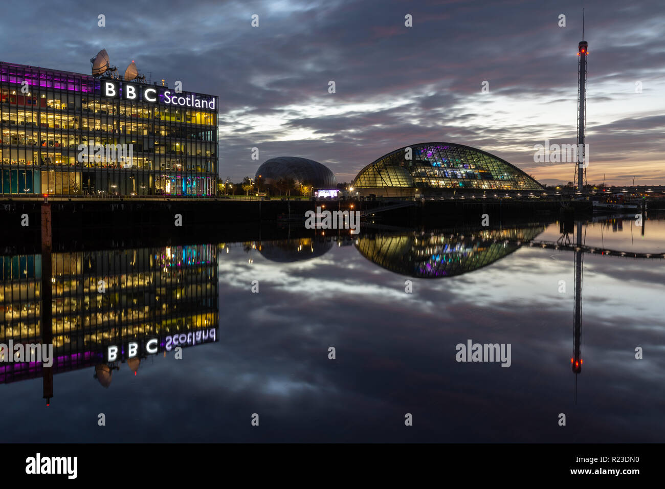 Glasgow, Scotland, UK - 4 novembre, 2018 : modernes bureaux et studios de la BBC Scotland, et le Centre des sciences de l'Écossais et de la tour, sont éclairées la nuit Banque D'Images