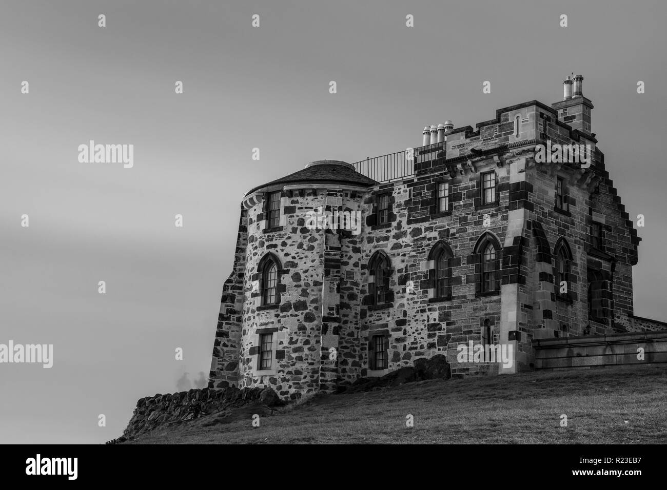 Edinburgh, Scotland, UK - 2 novembre, 2018 : nuages parcourez Vieille maison de l'Observatoire d'Edimbourg Calton Hill du parc la nuit. Banque D'Images
