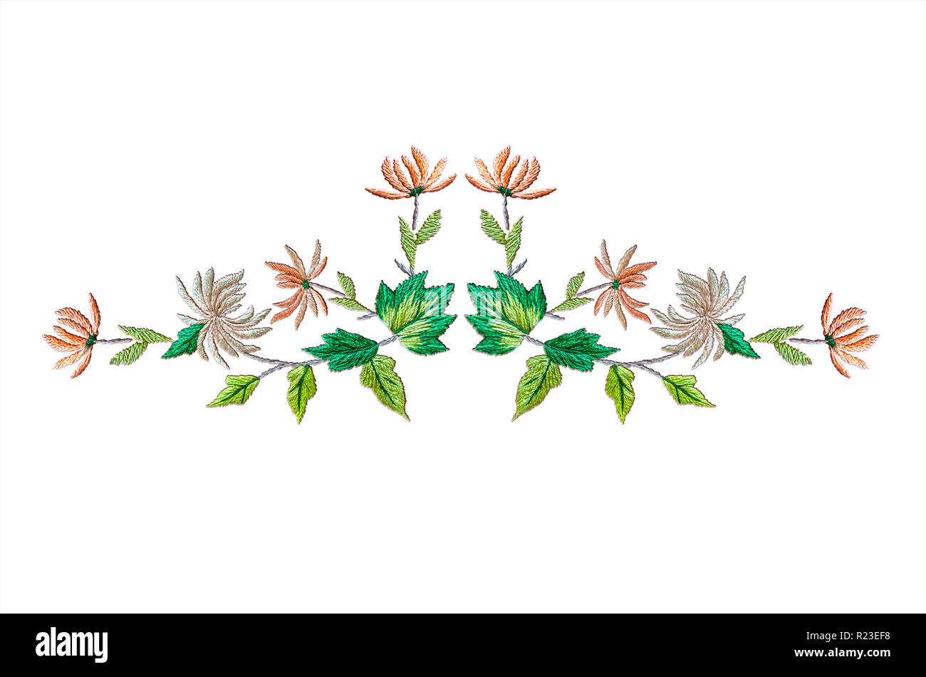 Pour la broderie motif floral de guirlande de feuilles d'automne avec la crème rose et des chrysanthèmes blancs sur fond blanc Banque D'Images