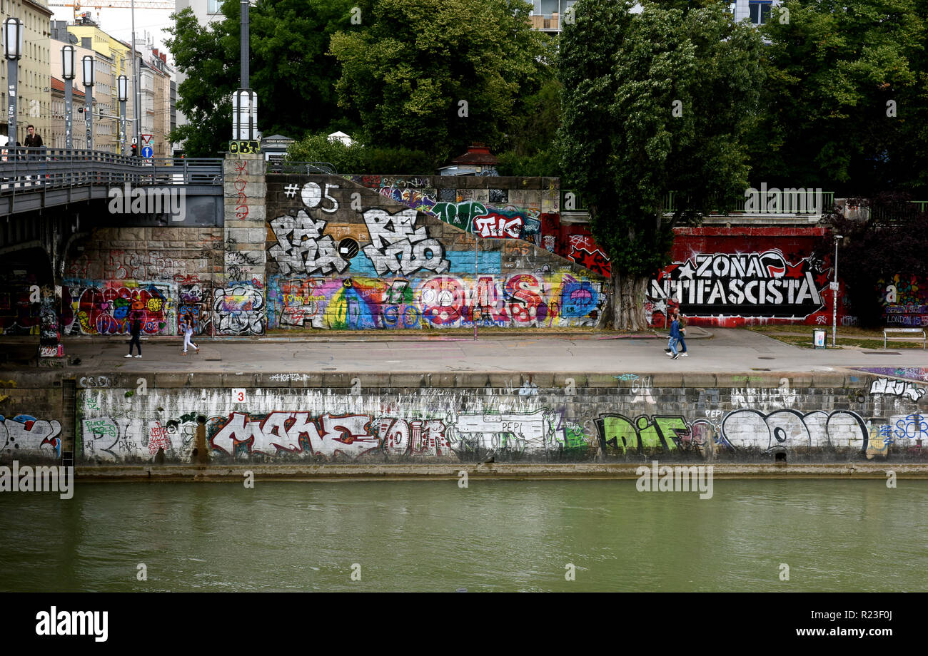 Vienne, Autriche le Danube près de graffiti Banque D'Images