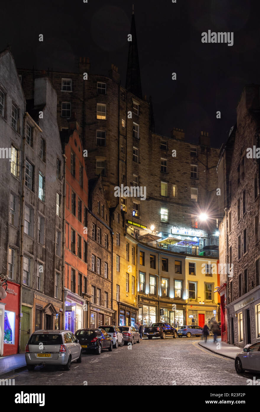 Edinburgh, Scotland, UK - 2 novembre, 2018 : Tennement Bâtiments de logement lieu sur la colline du Château au-dessus de petites boutiques sur Bow Street à l'ouest d'Édimbourg en Grassm Banque D'Images