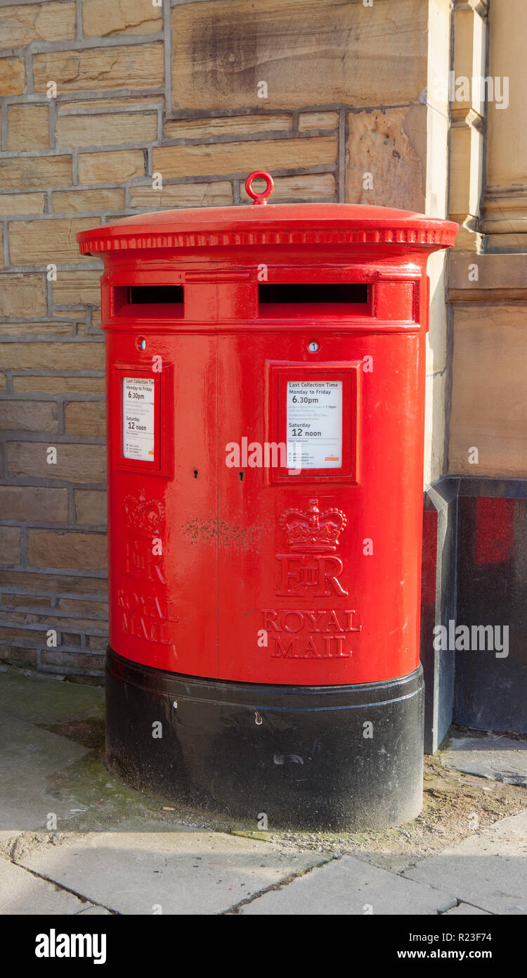 Royal Mail Red double post box à Brightouse, West Yorkshire Banque D'Images