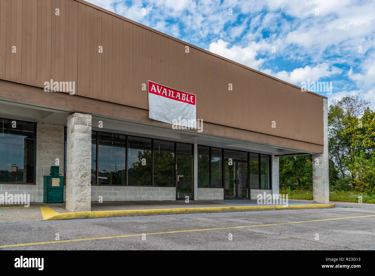 Sevierville, Tennessee / États-Unis - 15 octobre 2018 : Horizontal tourné de l'espace disponible au détail dans un centre commercial de plus sous un ciel nuageux bleu sk Banque D'Images