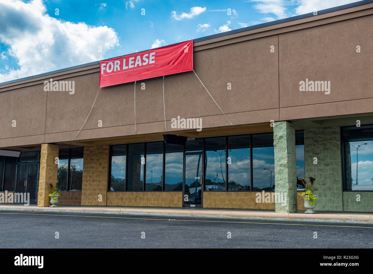 Sevierville, Tennessee / États-Unis - 15 octobre 2018 : Horizontal tourné de locaux commerciaux disponibles dans un ancien centre commercial de sous un ciel bleu nuageux. Banque D'Images