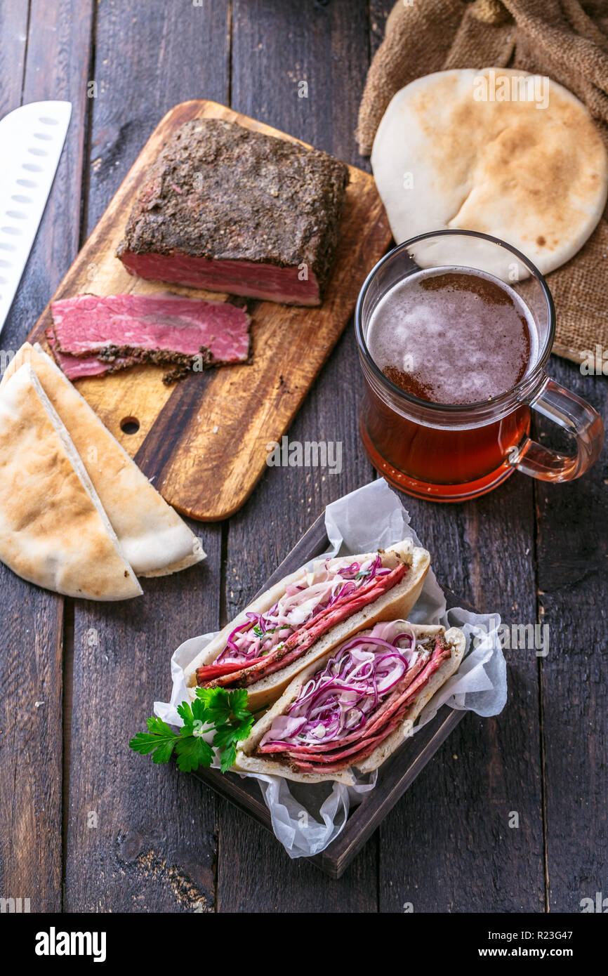 Le pastrami sandwich au bœuf salade de chou de wit, copy space Banque D'Images