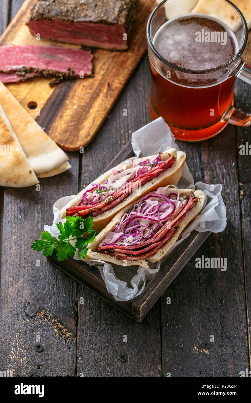 Le pastrami sandwich au bœuf salade de chou de wit, copy space Banque D'Images