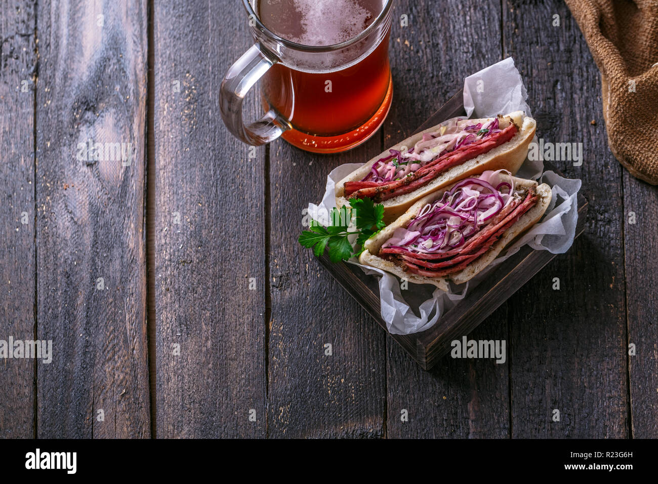 Sandwich au pastrami et coleslaw, style rustique, copy space Banque D'Images